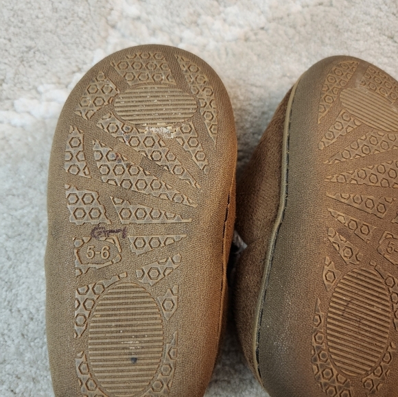 Cozy Brown Kids Toddler Slippers Size 5-6 - Picture 2 of 7